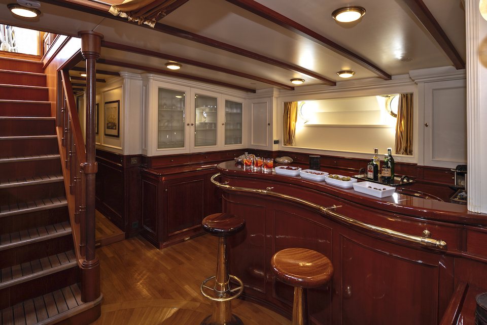 S/Y Invader – Bar