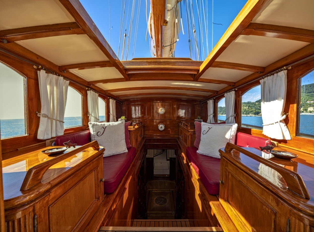 S/Y Invader – Deckshaus