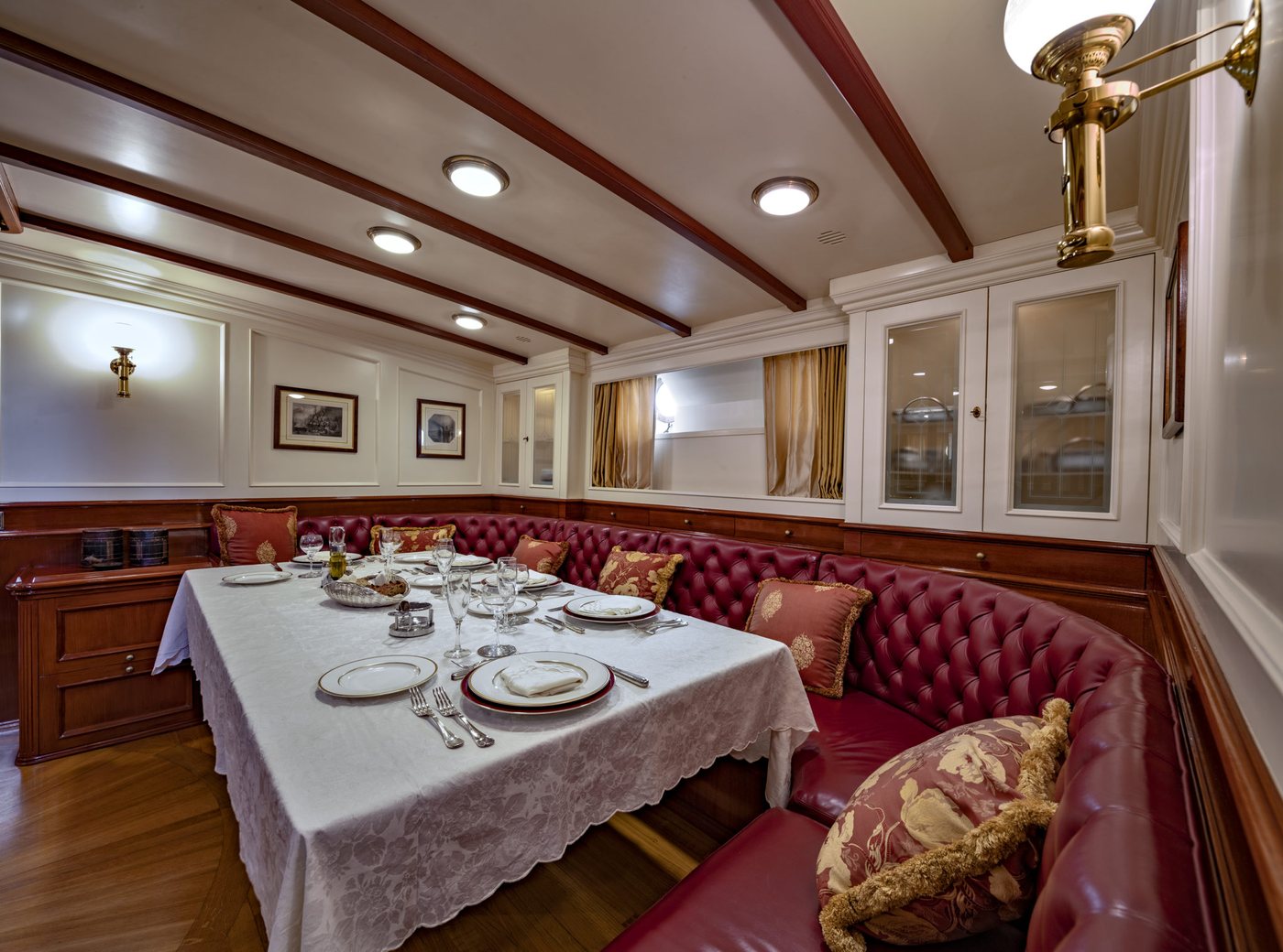 S/Y Invader – Esstisch im Salon