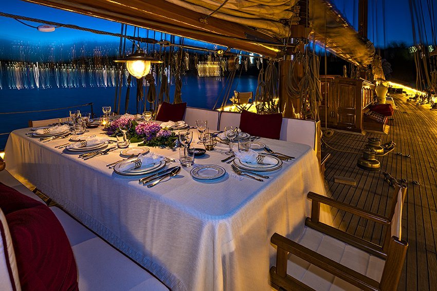 S/Y Invader – Abendtafel bei Nacht
