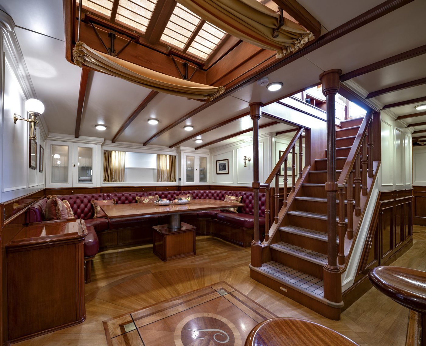S/Y Invader – Salon